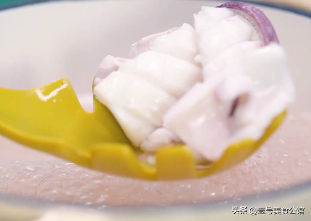 彩椒怎么做好吃，彩椒怎么做好吃又简单（鲜嫩鱿鱼搭配彩椒一起炒）