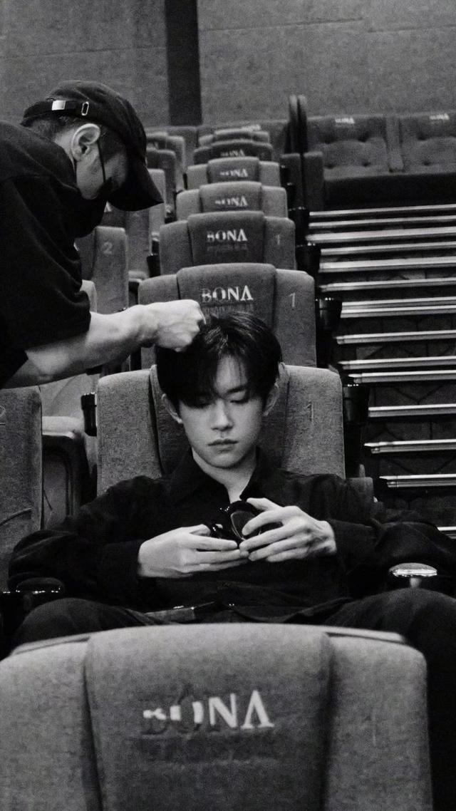 鏄撶儕鍗冪幒鐨勫コ鏈嬪弸浠湅杩囨潵