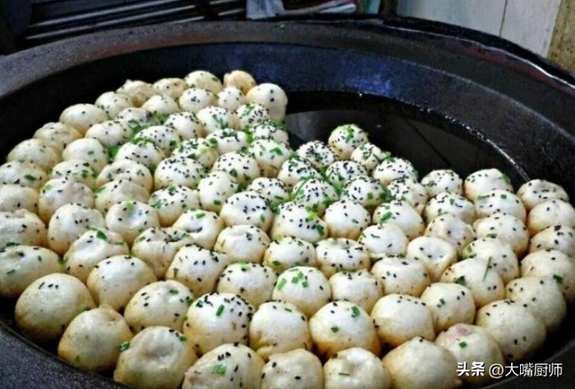 生煎包子怎么做，生煎包子的做法视频（外焦里嫩肉香多汁）