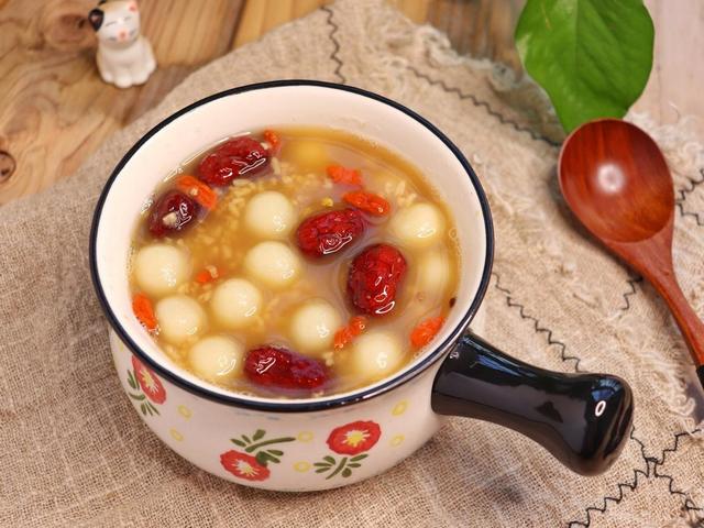 桂花酒酿小汤圆怎么做，桂花米酿汤圆（桂花酒酿小元宵：暖胃又暖心）