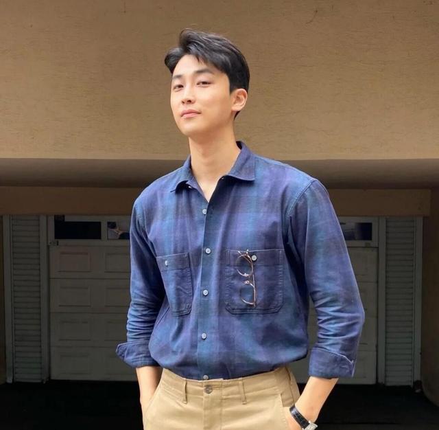 圆脸男生适合的发型，圆脸男生适合什么发型（又到了男生扎堆理发的季节）