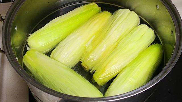 煮玉米棒子怎么做，煮玉米棒的做法（直接加清水煮就“废了”）