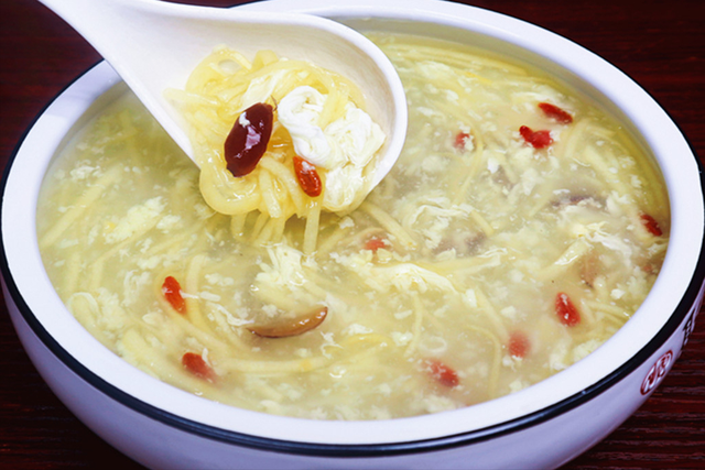 孩子感冒咳嗽吃什么饭菜比较好，小孩子感冒吃什么饭菜好（建议：多喝3碗汤、去痰润燥）