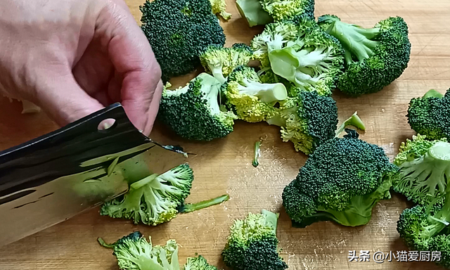 西兰花怎么炒才好吃，1个西蓝花2个鸡蛋