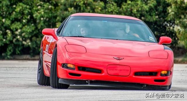 方向盘打死会伤车吗，打死方向盘伤车吗（突然打死方向会发生什么）