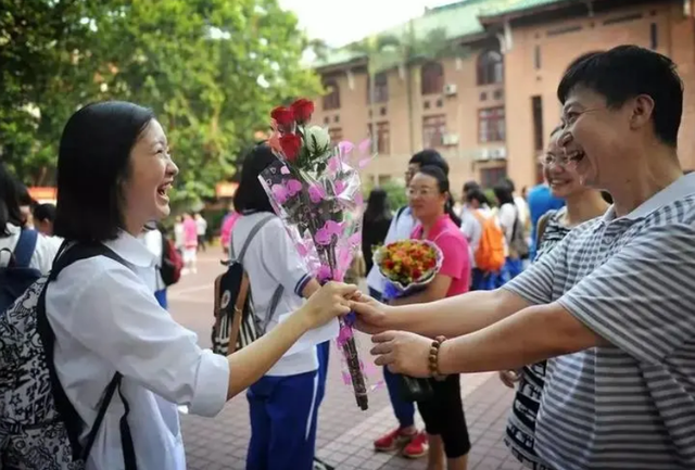 高考要穿校服吗（高考当天为何不让穿校服）