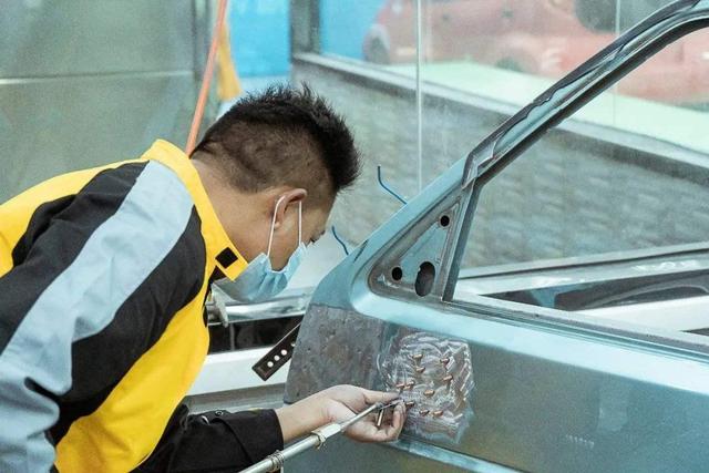 全车喷漆多少钱，清漆价格是多少（15W左右的汽车被剐蹭）