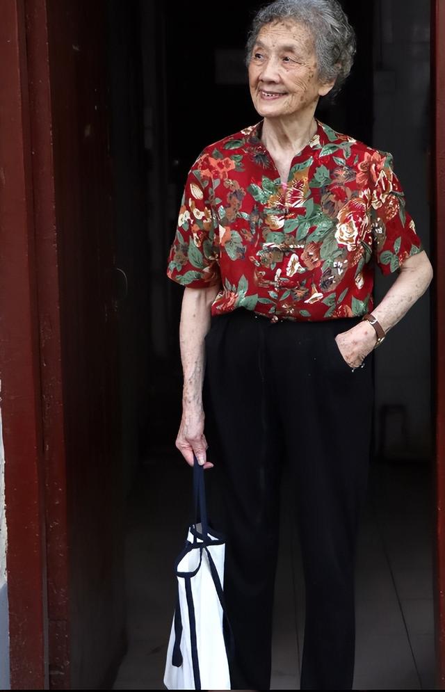 高龄老奶奶时尚穿搭,瞧这位90岁奶奶的穿搭