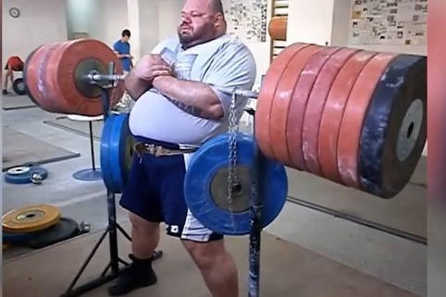 健美祖师爷罗尼各种纪录，罗尼被“希腊大灰熊”的举重视频震惊了