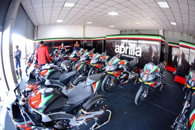 如何成为一名职业赛车手，怎么成为职业赛车手（原来普通人也可以成为专业车手）