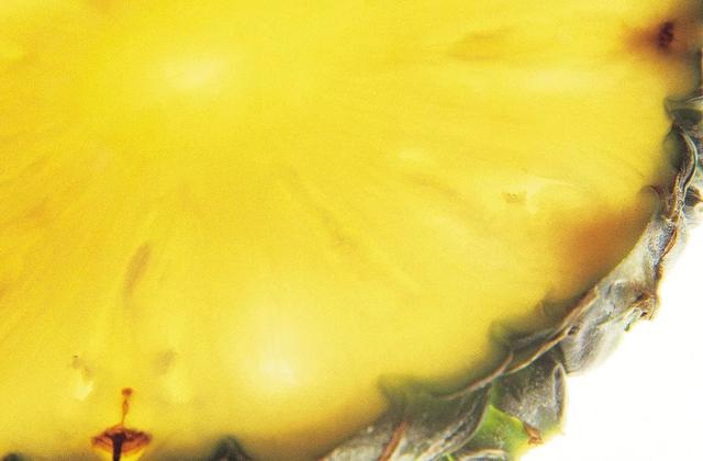 凤梨里面是籽还是虫，凤梨里面的是黑籽还是虫卵（现在还有多少人不知道菠萝和凤梨的关系）