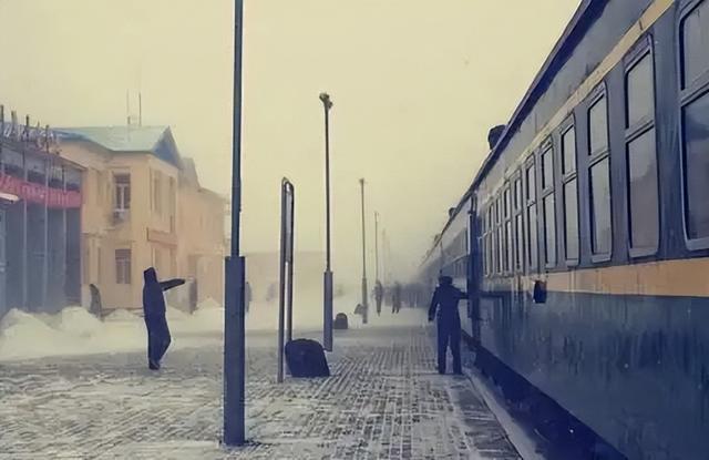 失恋伤感的句子，失恋后伤心绝望的句子说说心情短语每都那么让人崩溃（50条悲凄伤感的爱情文案）