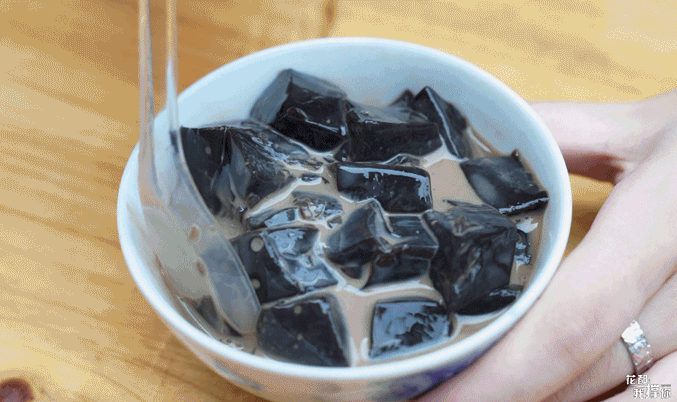 湿气重的人吃龟苓膏会怎么样，湿气重的人能吃龟苓膏（这天气就该来碗龟苓膏）
