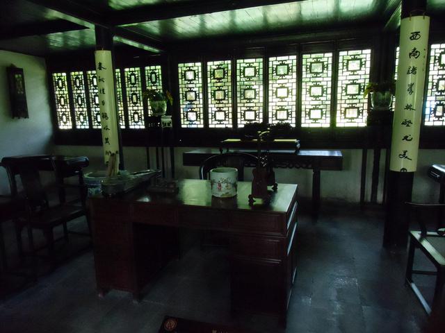 描述拙政园里的石舫，对拙政园的描写（金秋荷香——苏州拙政园<十>）