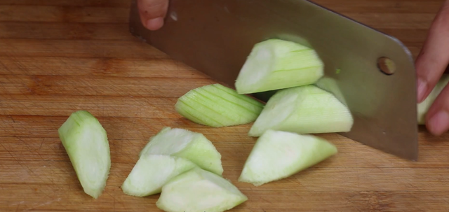 炒丝瓜怎么做，怎样做丝瓜炒蛋好吃（饭店炒丝瓜为啥翠绿好吃）