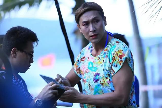 54岁tvb小生近况，54岁TVB肌肉男神晒父子合照