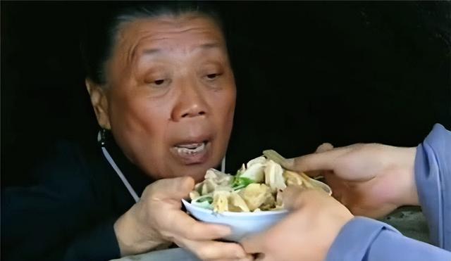 瓦罐坟老人为什么不跑，瓦罐坟老人跑了会怎样（古代人过60就要被关进坟墓）