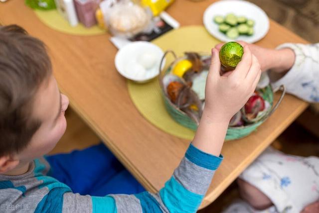 儿子打爸爸是什么行为，爸爸打儿子正常吗（一言不合就动手）