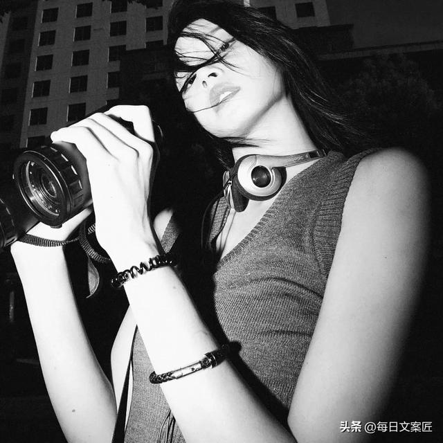 描写夜晚天空的优美句子，描写夜晚天空的优美句子一年级,下册,二十字（文案，适合配夜色发的深夜文案）