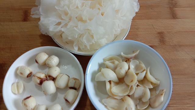 白木耳怎么做好吃，新鲜白木耳怎么做好吃（别让睡不着困扰你）