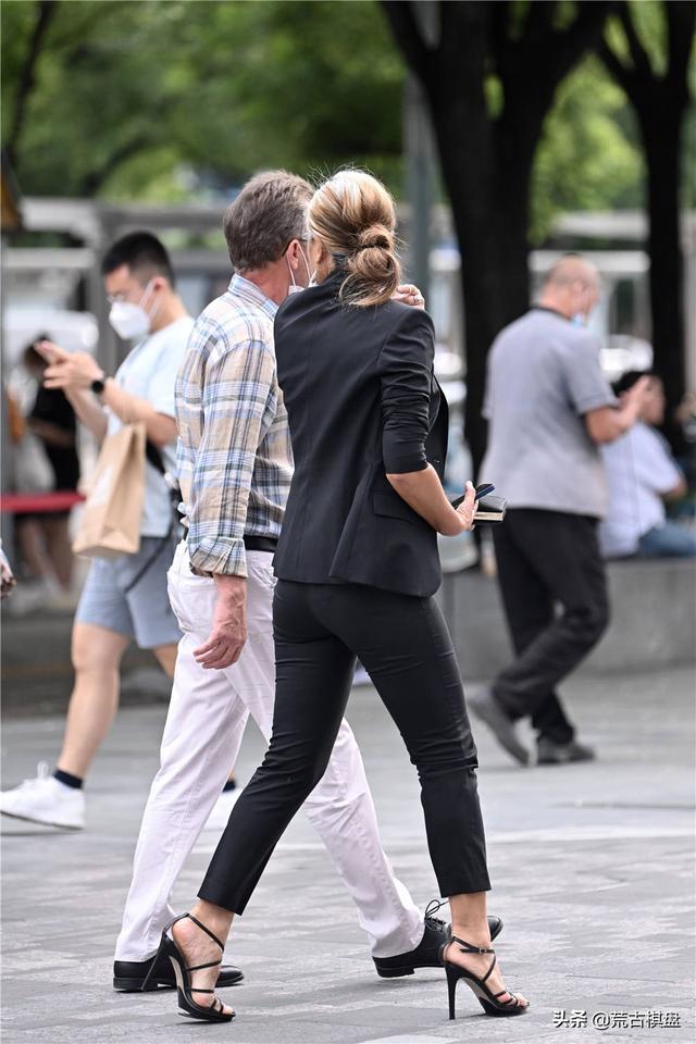 夏天穿什么鞋好看好看的夏季凉鞋好看的高跟凉鞋，夏天穿啥鞋好看（夏季的高跟鞋如何挑选）