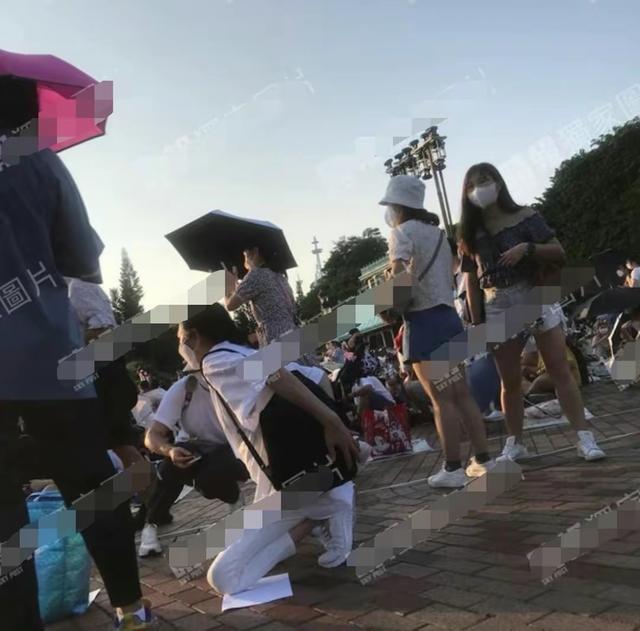 刘德华女儿游玩被拍，小姑娘身高到妈妈肩膀，朱丽倩鬓角白发抢眼