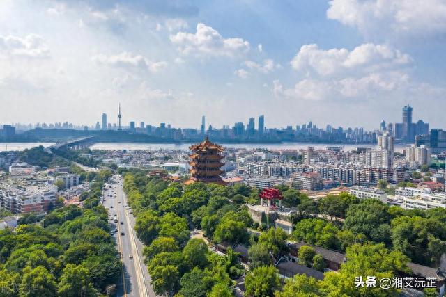 黄鹤楼外赛诗会，笑谈旅游门票贵。