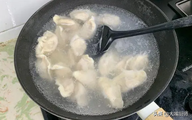 速凍餃子怎麼煮,超市買的速凍餃子怎麼煮(不可開水下鍋)