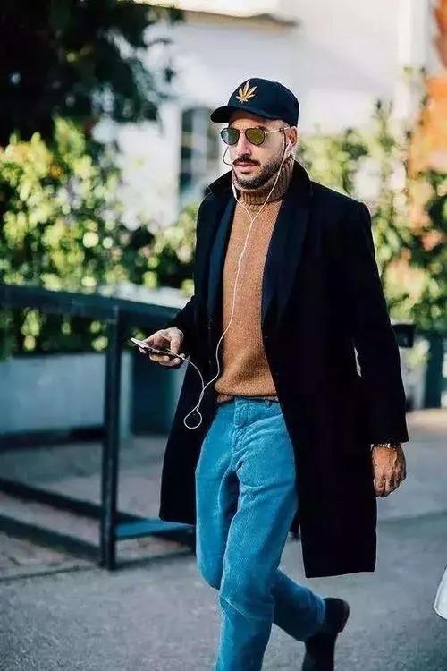 穿黑色毛衣的男人，男生牛仔裤配什么上衣好看（冬季高领毛衣才应该是男士的必备）