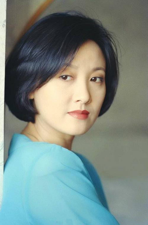 61岁穿婚纱，一生无子，放弃事业的邓婕与张国立的爱情故事