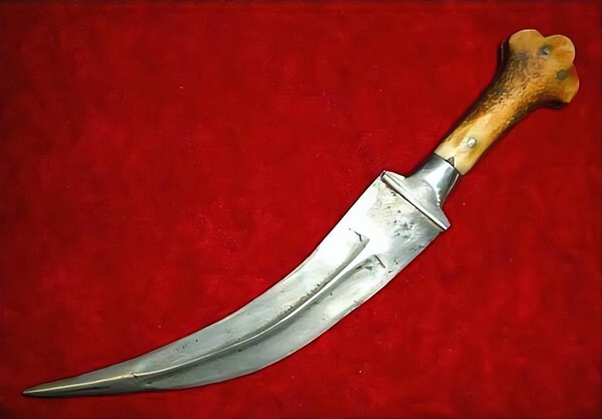 弯曲的匕首