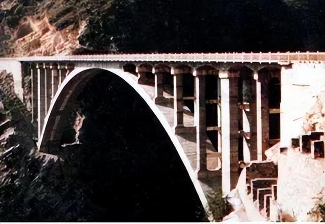 桥梁由哪些部分组成，桥梁由哪些部分组成的（拱桥的基本组成及主要特点）