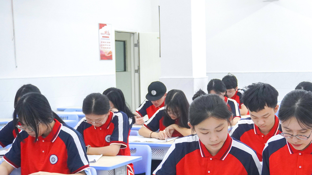 广西英华国际职业学院学费，广西英华国际职业学院2019年招生章程（2022年南宁市民办高中排名收费标准）