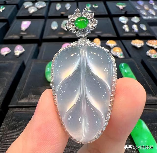 什么叫玻璃种翡翠，翡翠中的玻璃种是什么样的（无色玻璃种翡翠的璀璨之美）