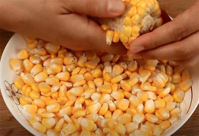 炒甜的玉米粒怎么做，怎样炒甜玉米粒好吃（玉米烙好吃有窍门）