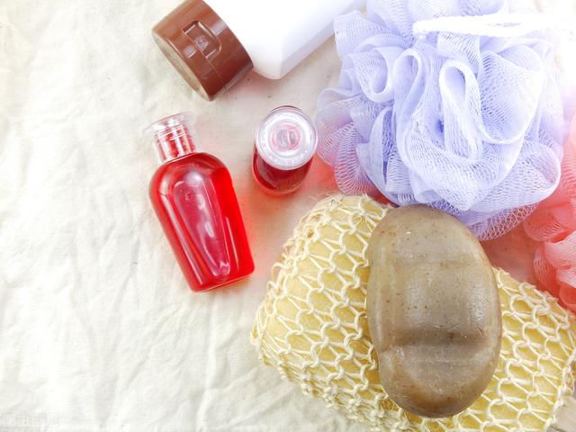 护发素和发膜的区别，焗油膏和护发素和发膜的区别（怎么判断护发素有没有洗干净）