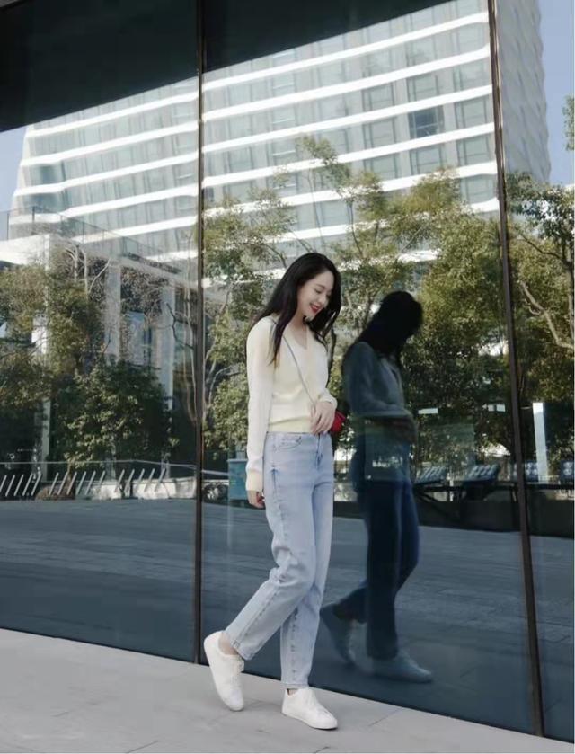 浅色牛仔裤配什么颜色的上衣，浅色牛仔裤如何搭配上衣（浅蓝色牛仔裤配什么上衣好看）
