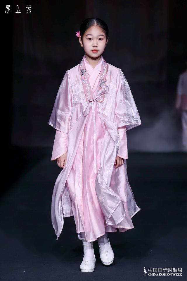 肩上的云歌词，肩上云系列在2023秋冬中国国际时装首秀