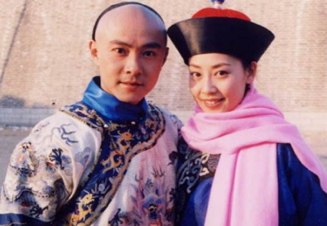 张卫健老婆近照发福变化大，把猫当儿子生活惬意，久居内地住豪宅