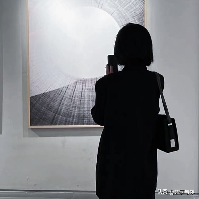 酷酷的图片女高冷，酷酷帅气的女生头像 一点点高冷呐微信（黑色系背影高冷霸气冷淡女生头像）