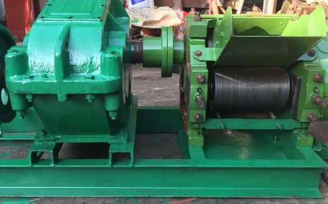 甘蔗榨汁机使用方法,怎么用榨汁机榨甘蔗(手摇甘蔗榨汁机的特点)