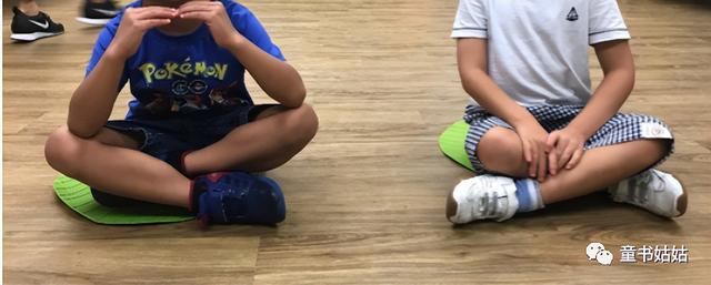 纠正儿童内八字的方法图解，宝宝走路内八字怎么办（快看看你家宝宝这样坐吗）