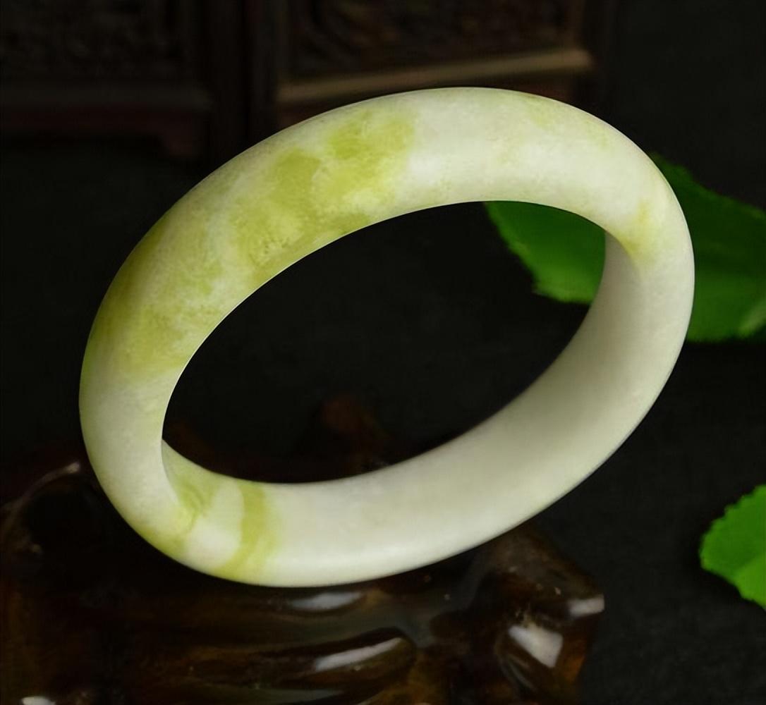 蓝田玉手镯怎么鉴别,南京小伙去叔叔珠宝店花20万买了一个蓝田玉镯子