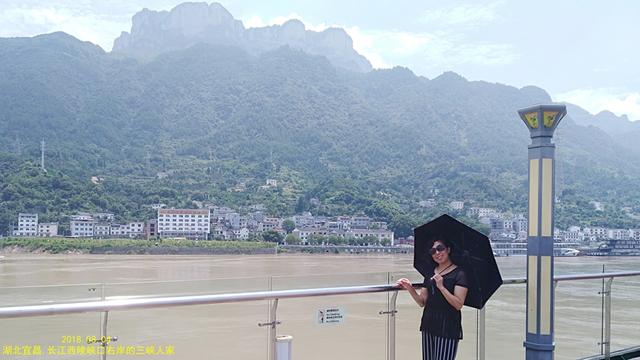 葛洲坝和三峡大坝，长江的水利枢纽三峡葛洲坝（湖北宜昌：乘船过葛洲坝）