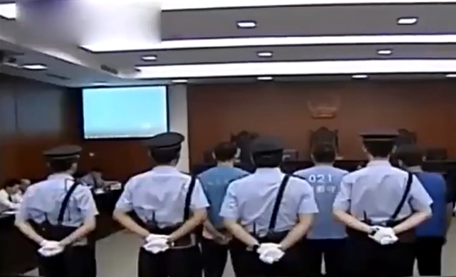 四个凶神恶煞，2011年男子当街殴打交警致其犯病死亡