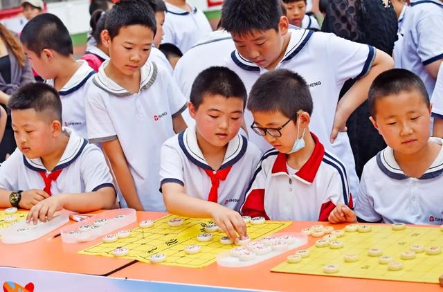同学会游戏节目最火，同学聚会节目表演大全（明山区东胜小学——寓教于乐）