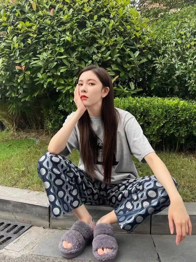 去海边穿什么鞋子合适，去海边沙滩穿什么鞋最合适（今夏最火的4双新鞋）