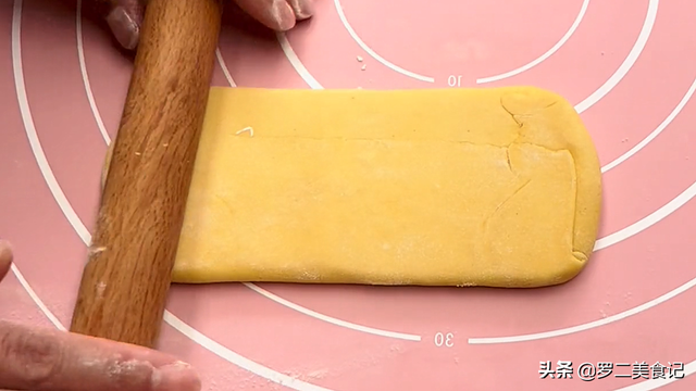 烫面饼怎么做又软又香，烫面饼怎么做又软又香窍门（出锅暄软多层）