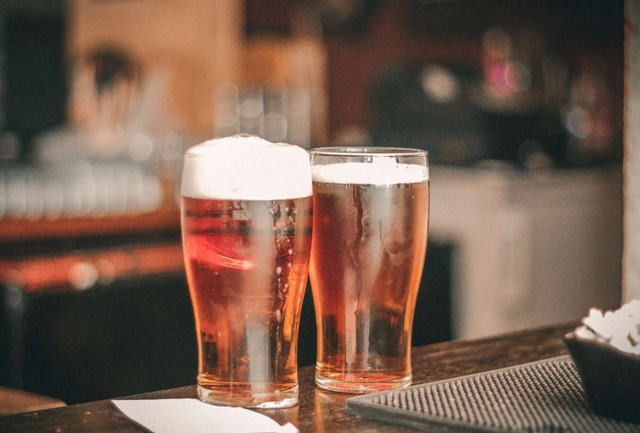 啤酒没开封放过期两年了能喝吗，啤酒过期了没开封还能喝吗（网友从床底下找出一瓶已故爷爷存的啤酒）