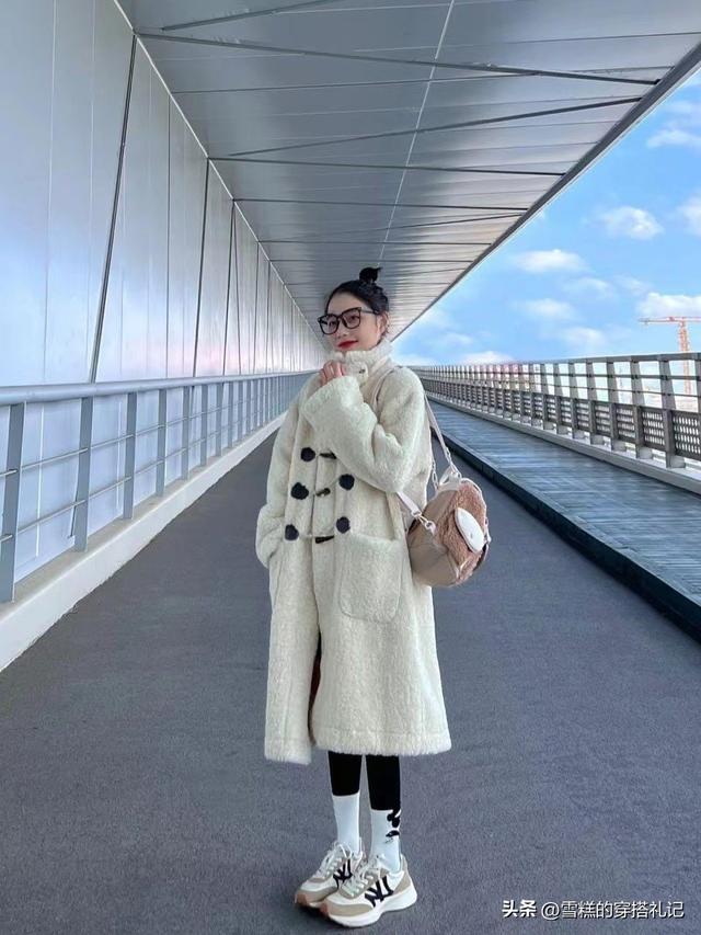 羊羔毛外套怎么搭，羊羔毛外套怎么搭配好看不臃肿穿搭技巧图（今年流行的“羊羔毛外套”洋气显瘦）
